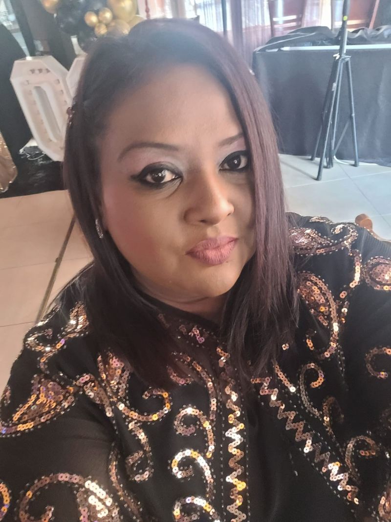 Dee, 45