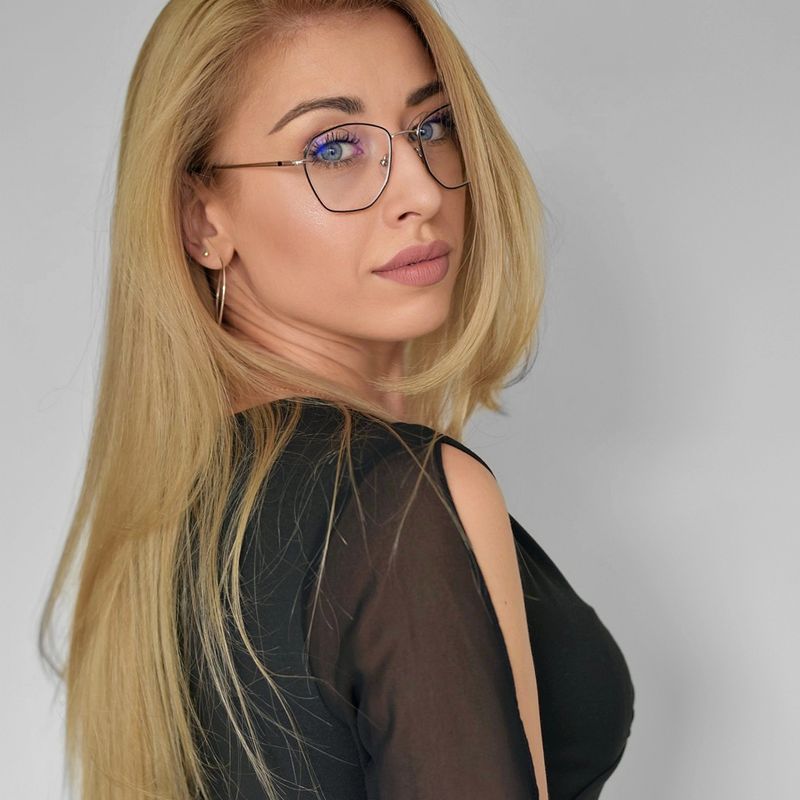 Irena, 37