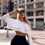 Mia, 24
