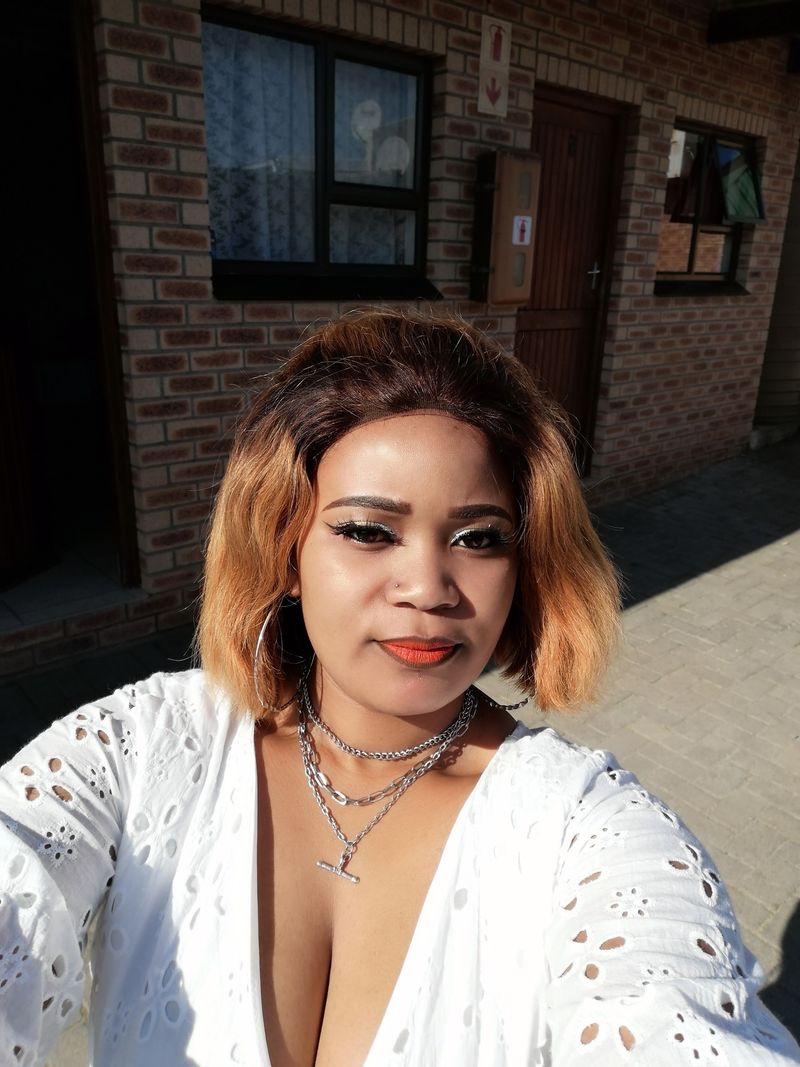 Nadia, 32