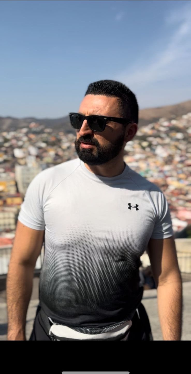 Carlos, 37