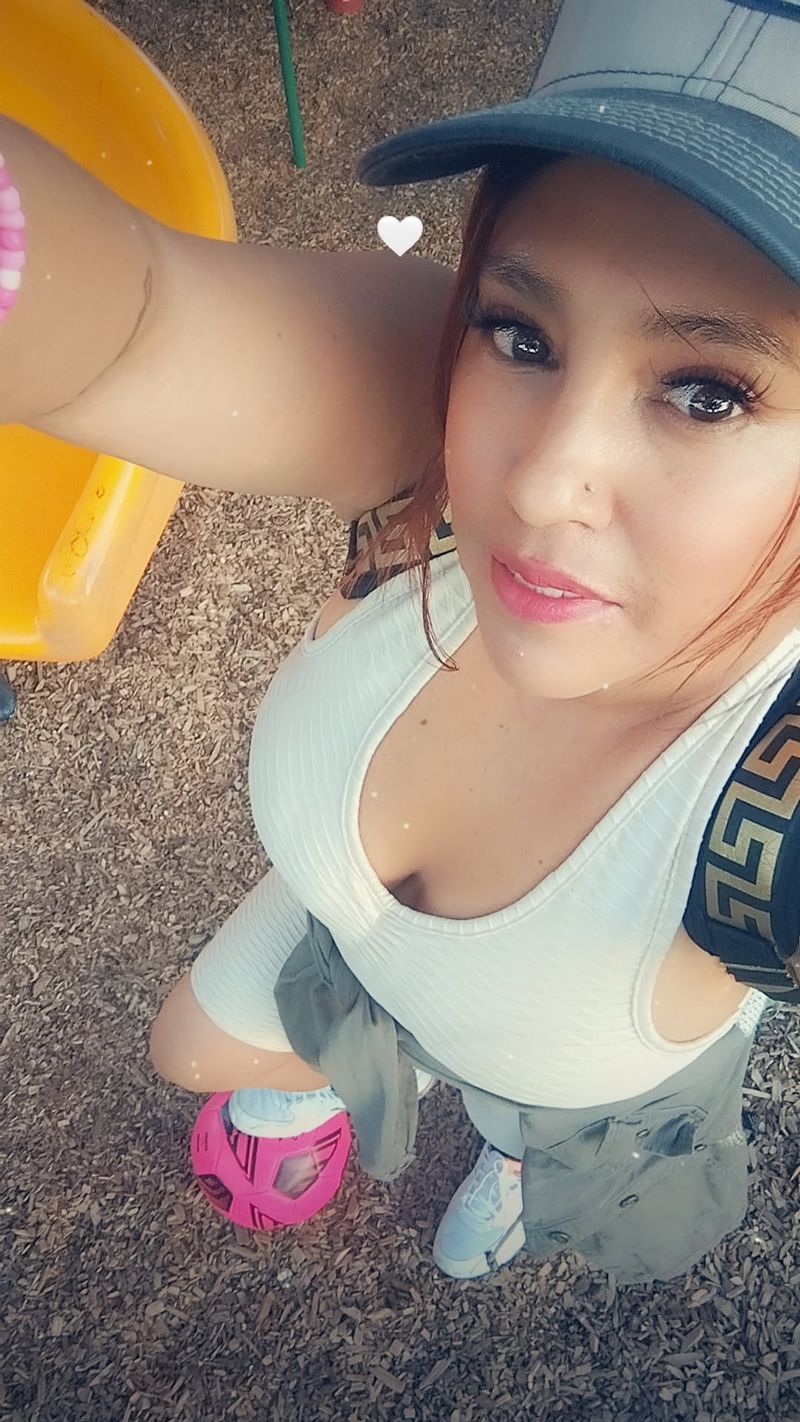 Martinez Claudia, 33