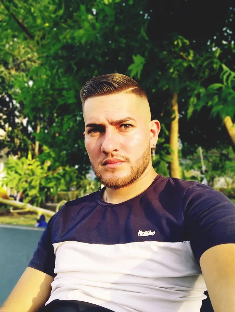 Andrés, 29