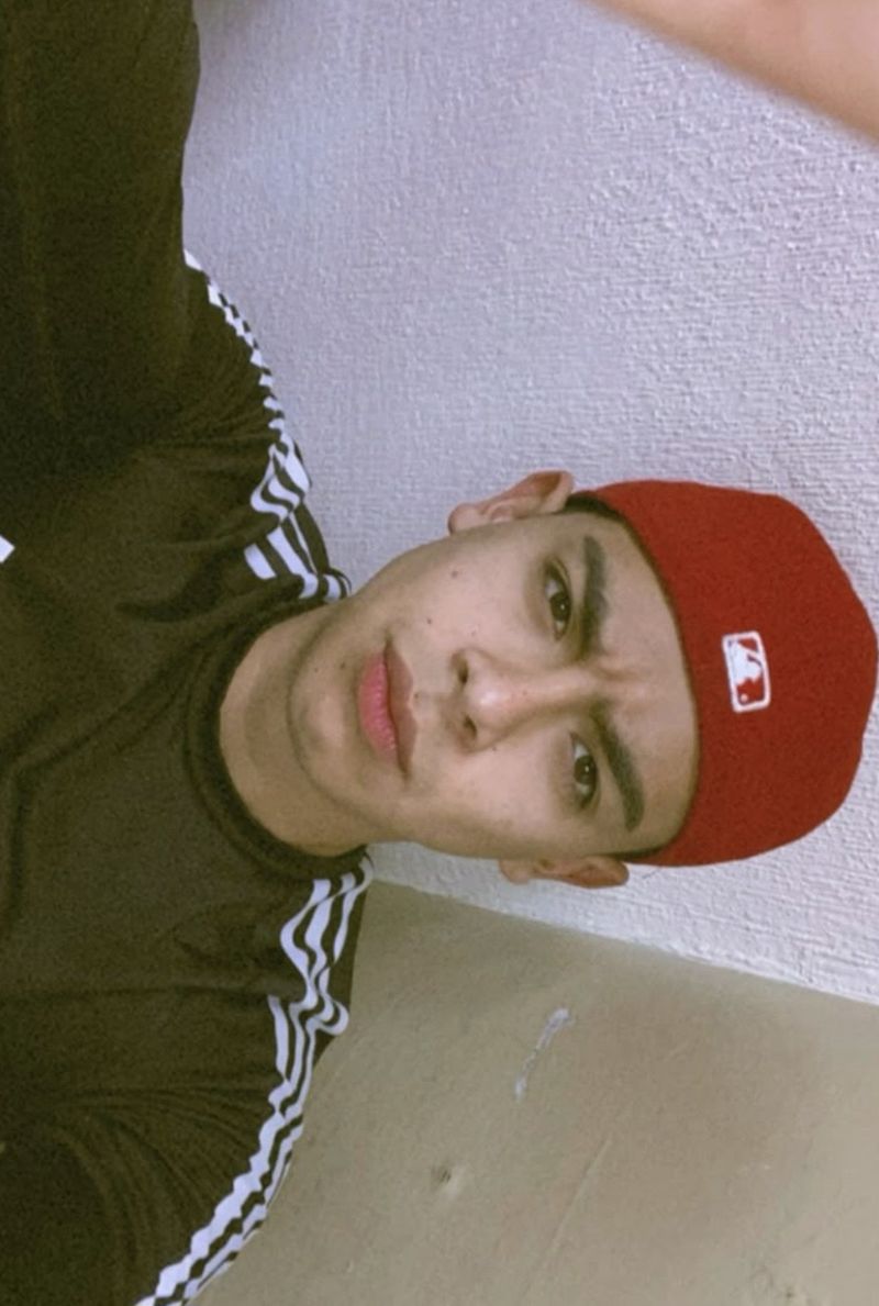 Carlos, 25