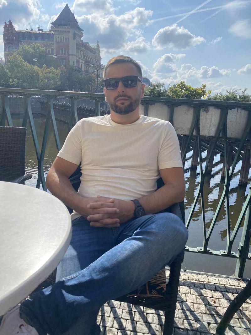 Wiktor, 44