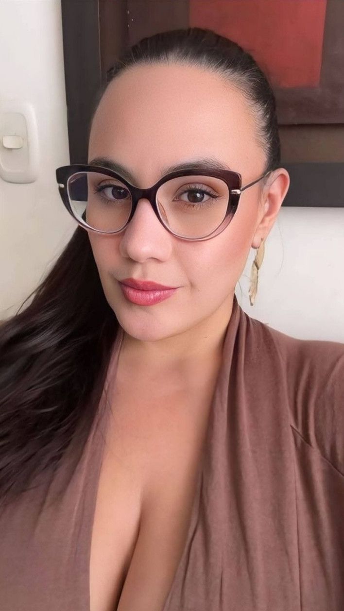 Claudia, 48