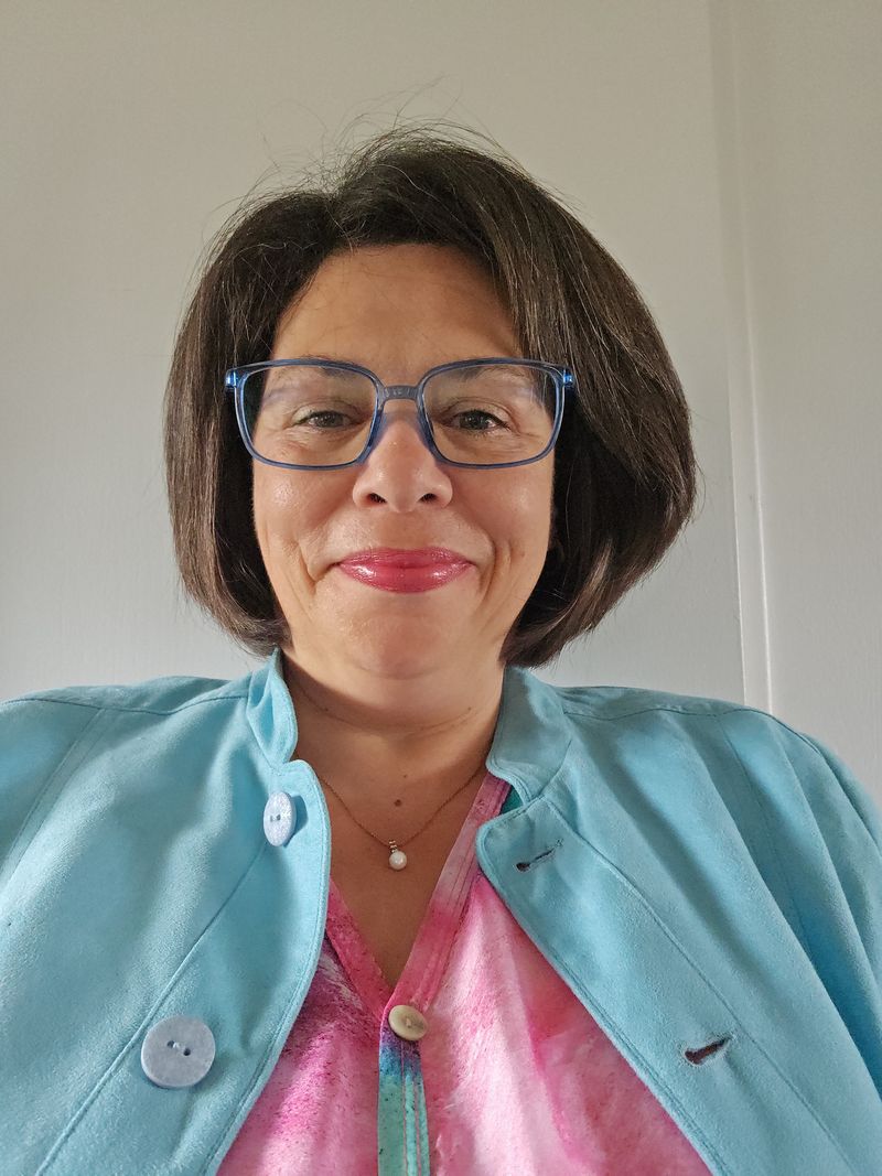 Guylaine, 53