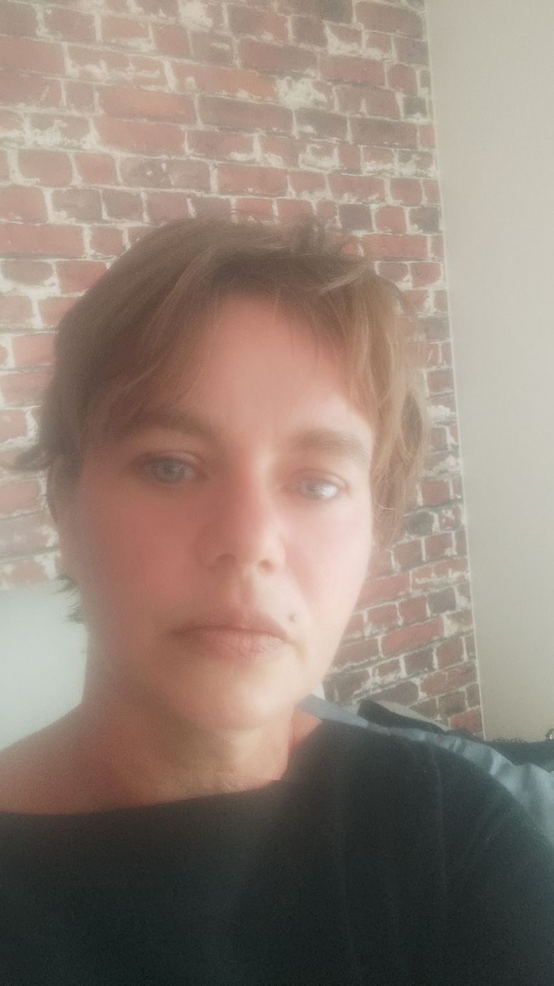 Isabelle, 48