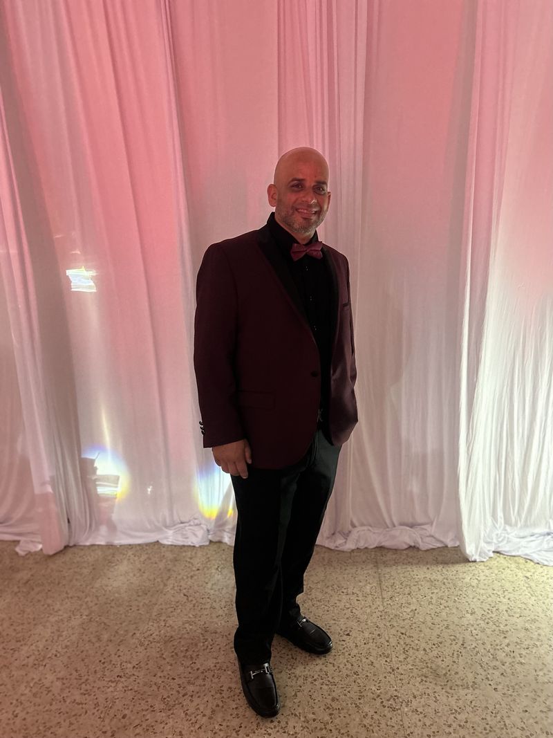 Carlos, 43