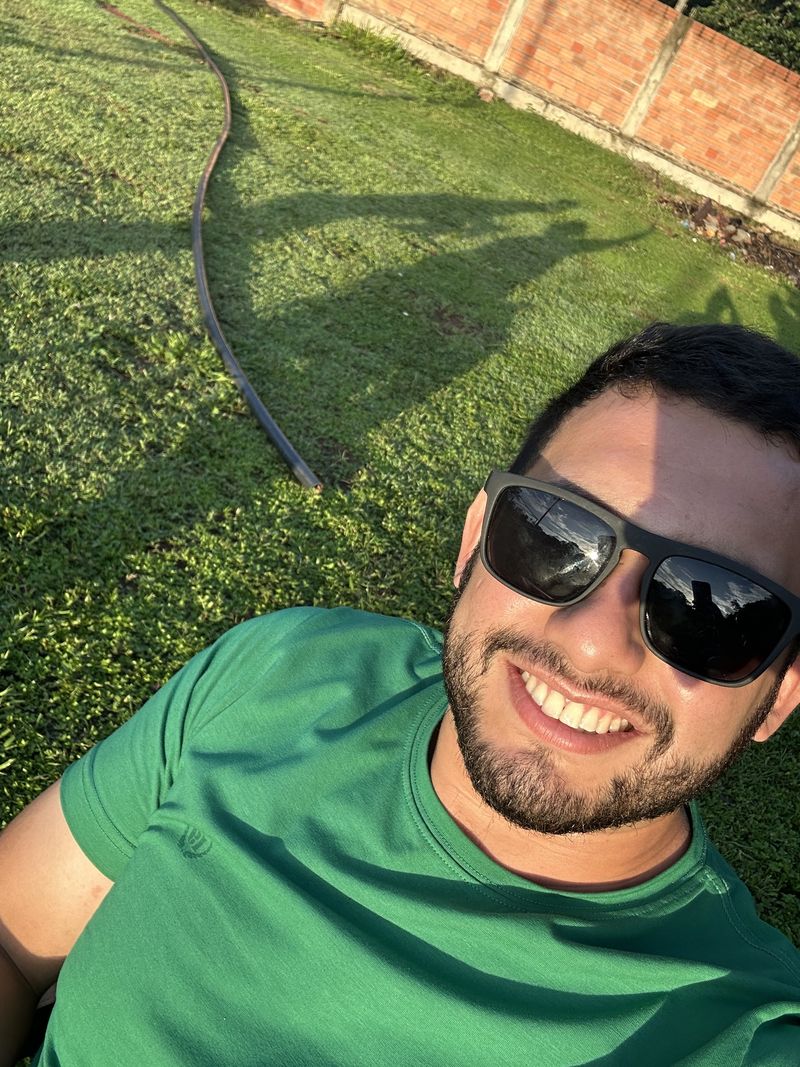 Carlos, 25