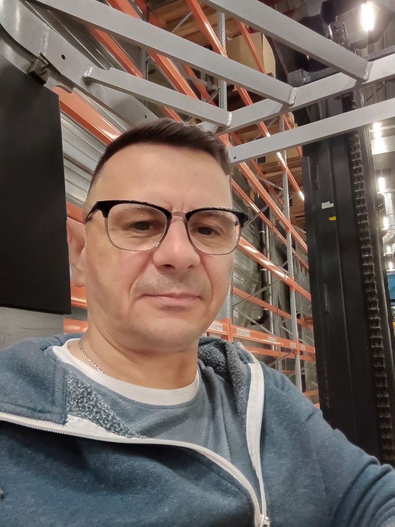 Dariusz, 54