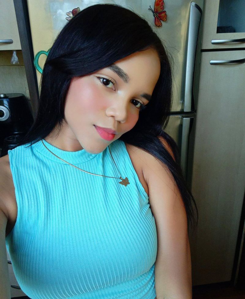 Emy, 23