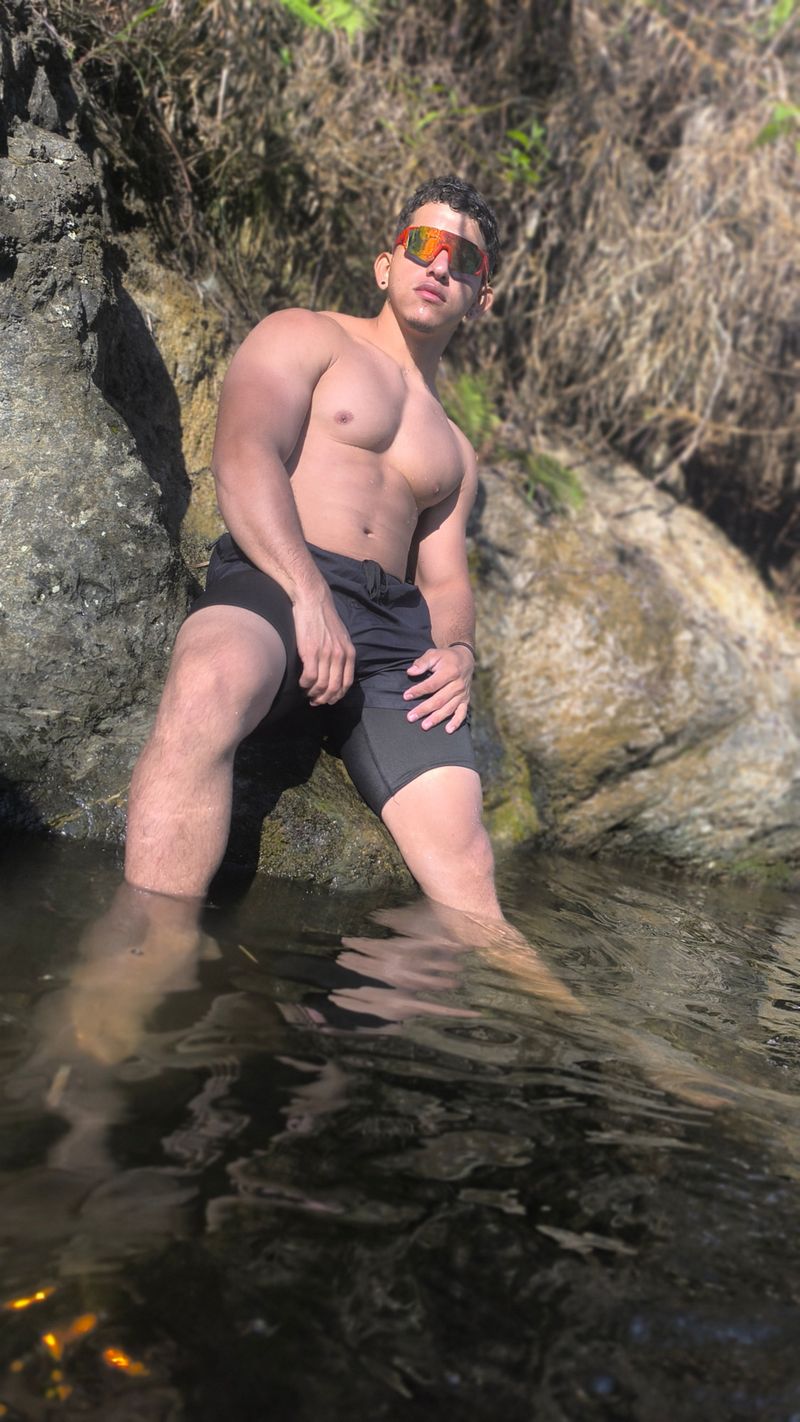 Carlos, 25