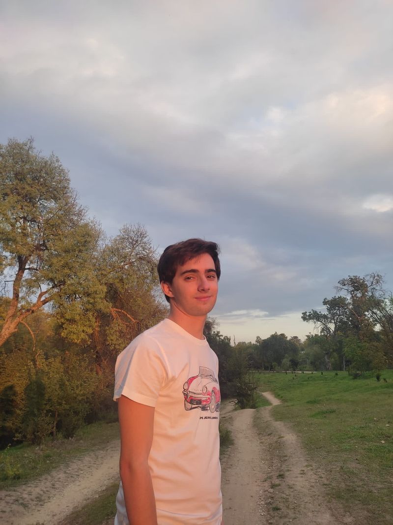 Javi, 23