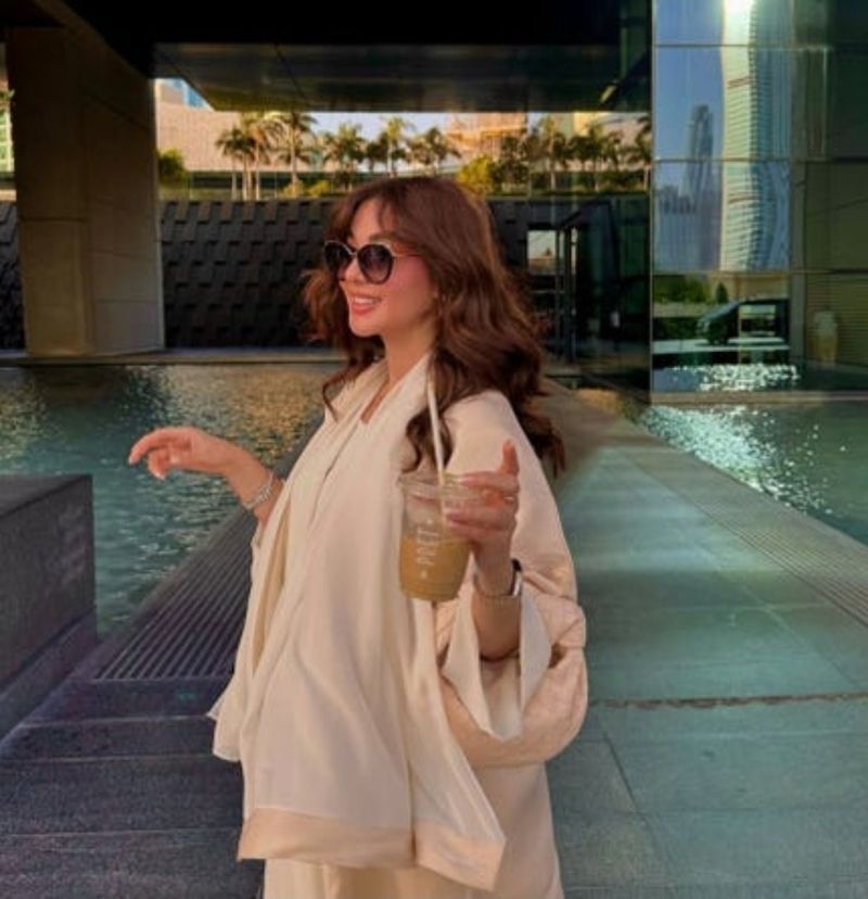 Amira, 27