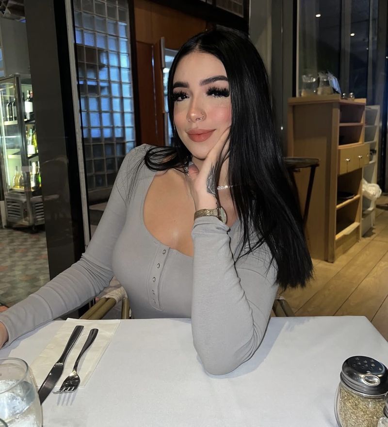 Fernanda, 25