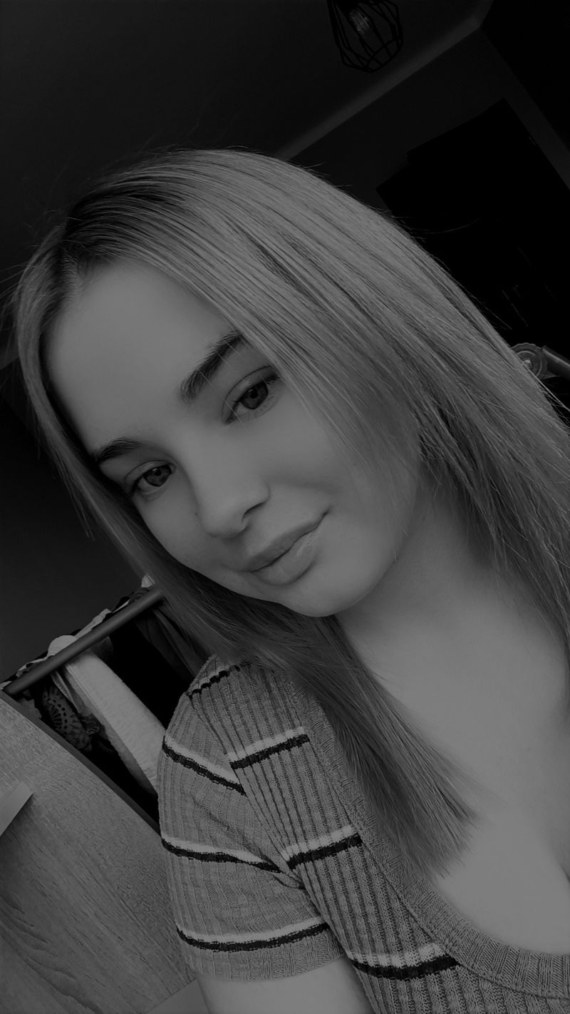 Karolina, 19