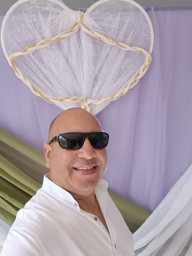 Carlos, 45