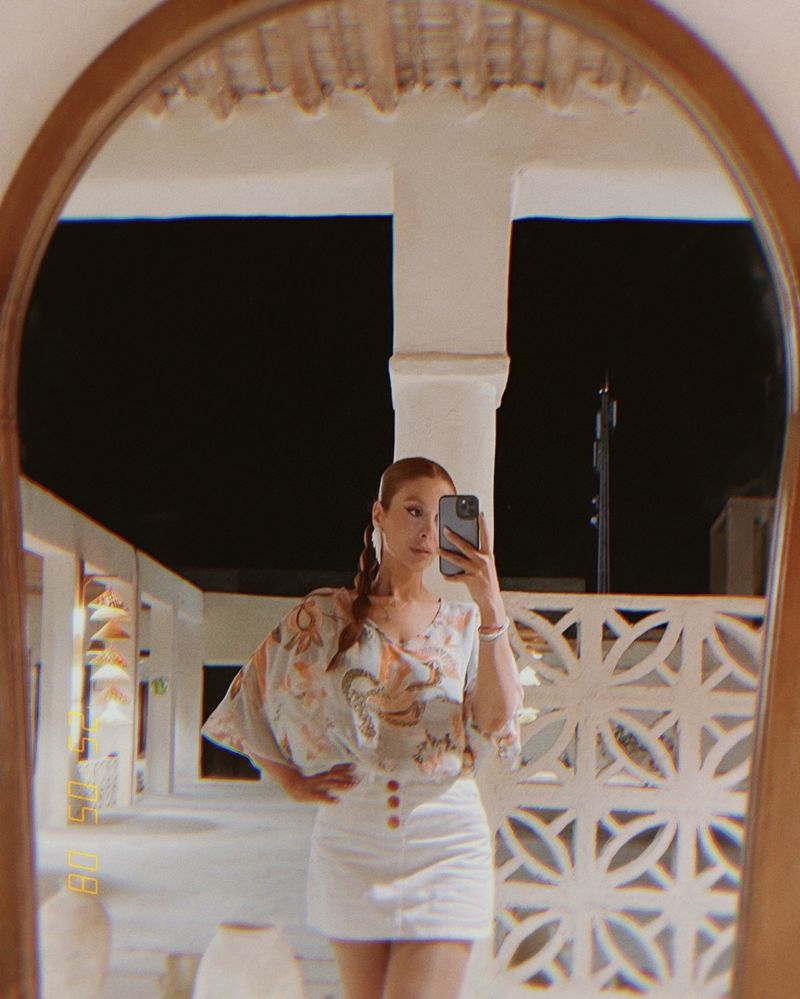 Parisa, 33