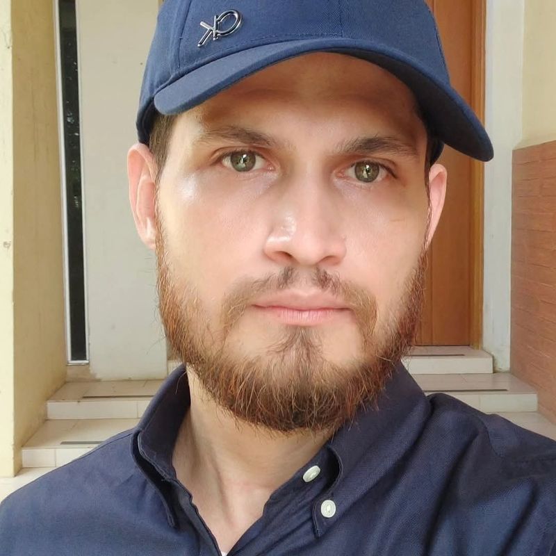 Carlos, 44