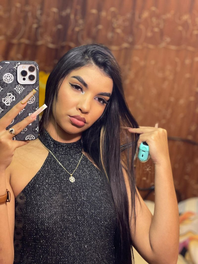 Daniela, 21