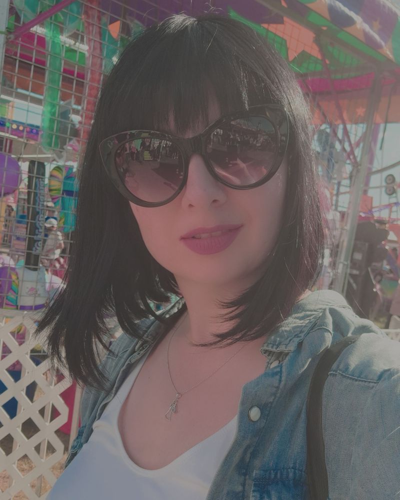 Lora, 41