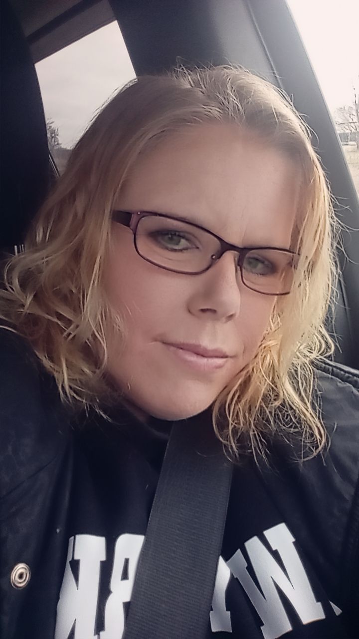Dee, 52