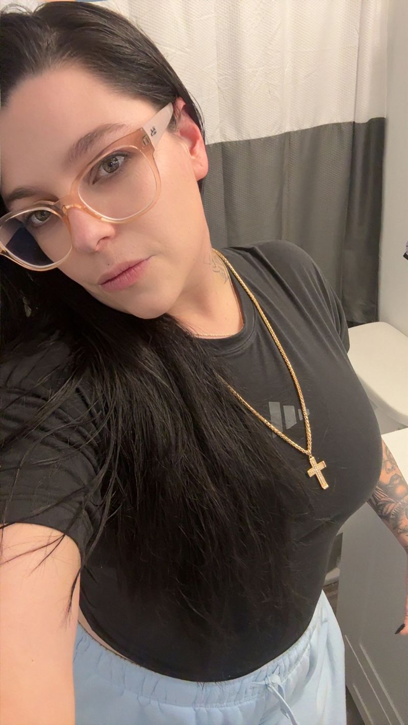 Vicky, 38