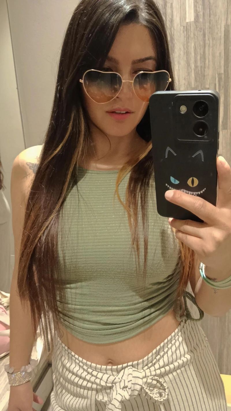 Gloria, 35