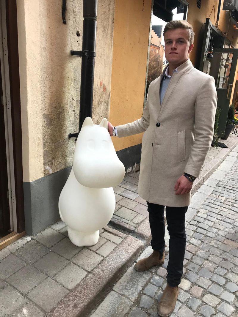 Simon, 29