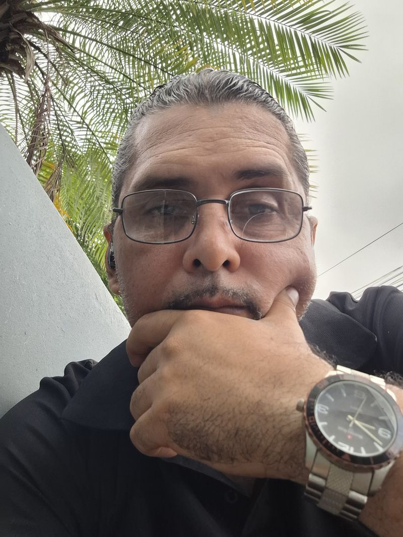 Carlos, 48