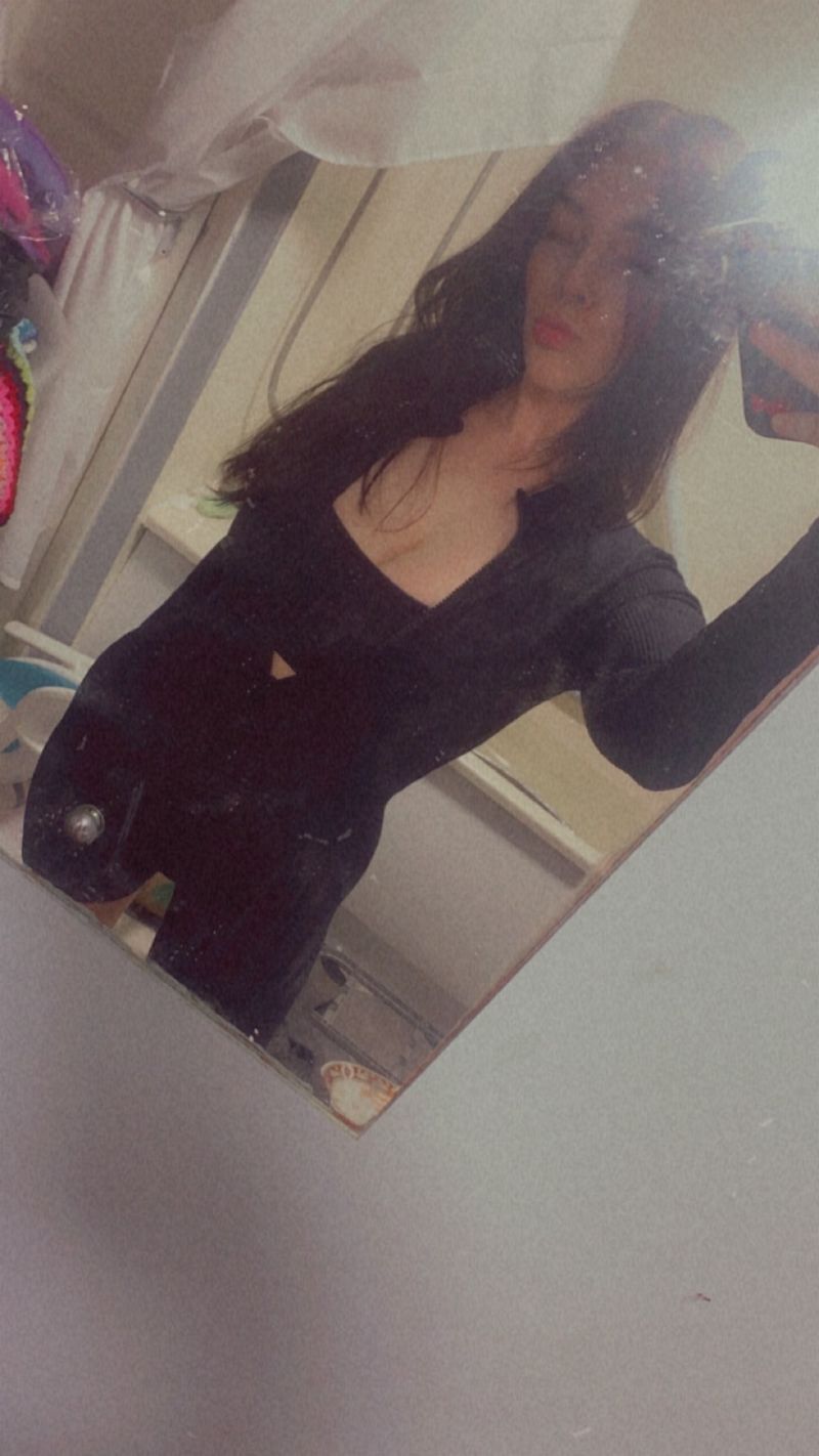 Mia, 22
