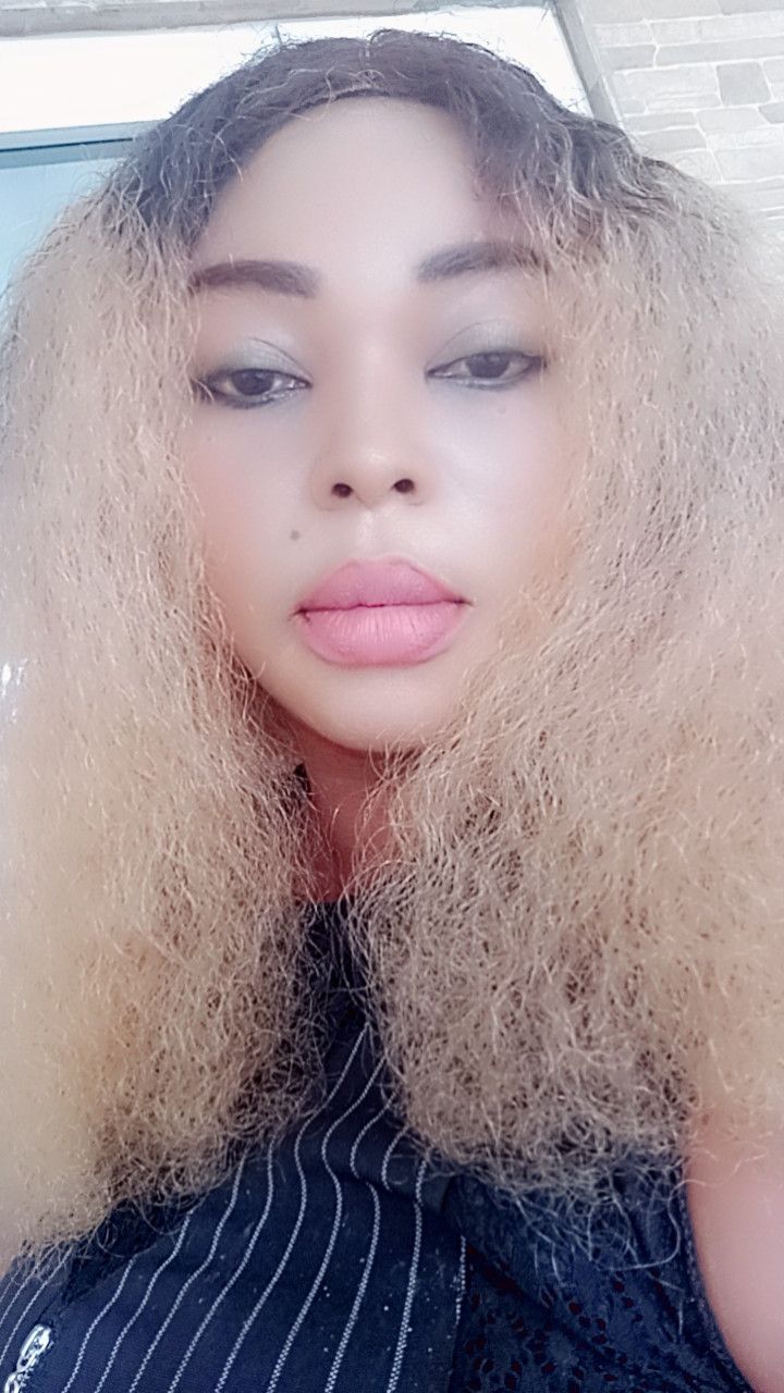 Kiki, 33