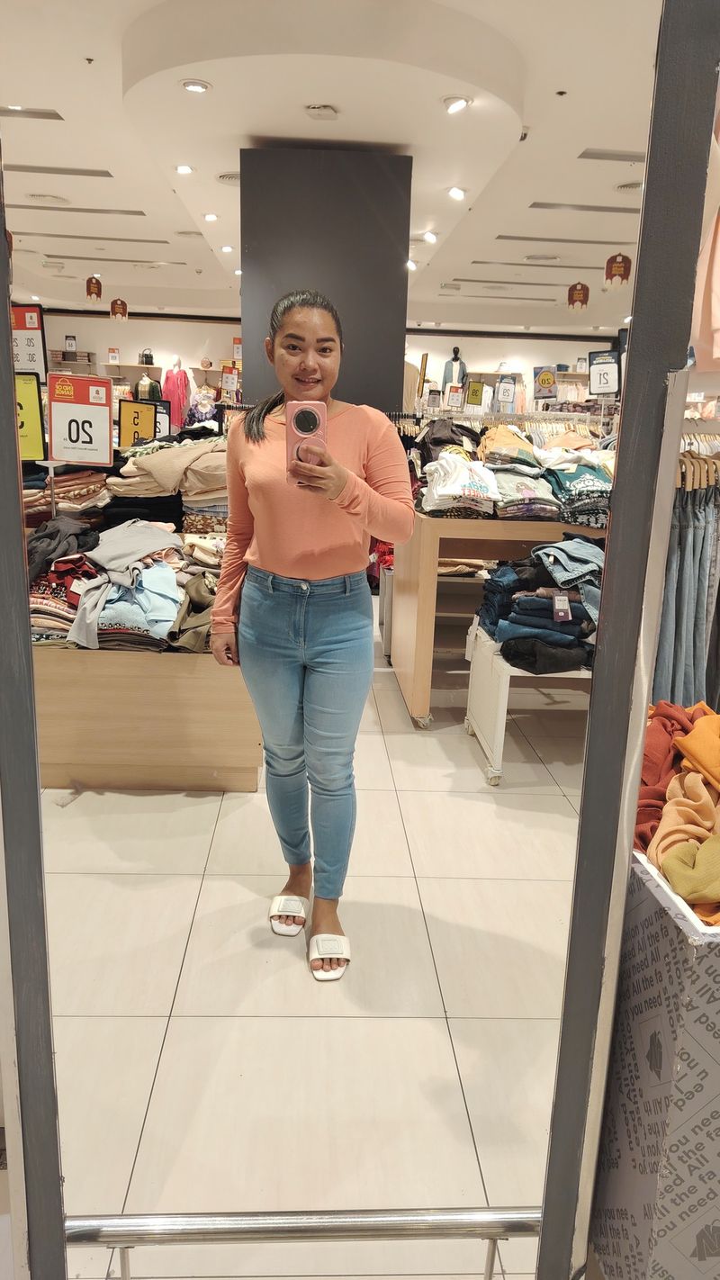 Andrea, 27