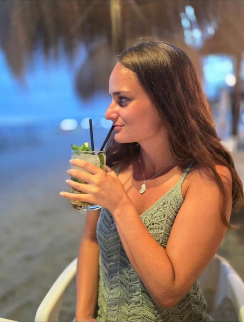 Laura, 25