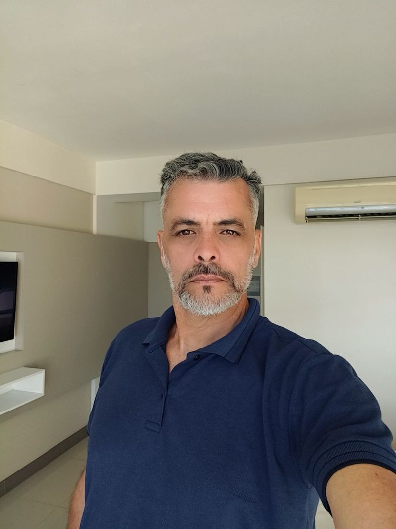Eduardo, 53