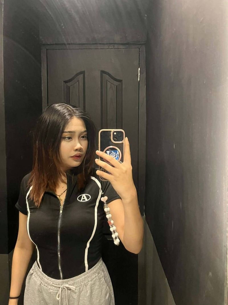 Maxine, 25