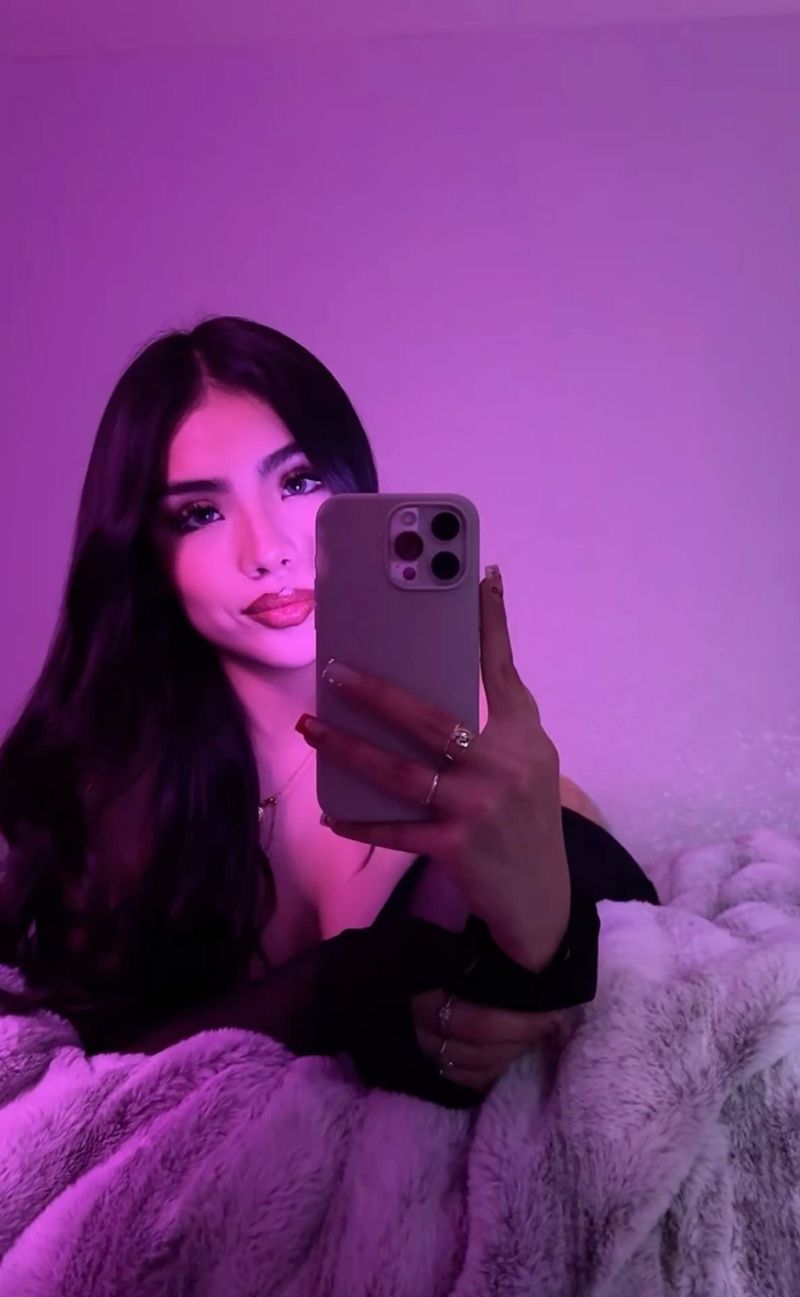 Laura, 21