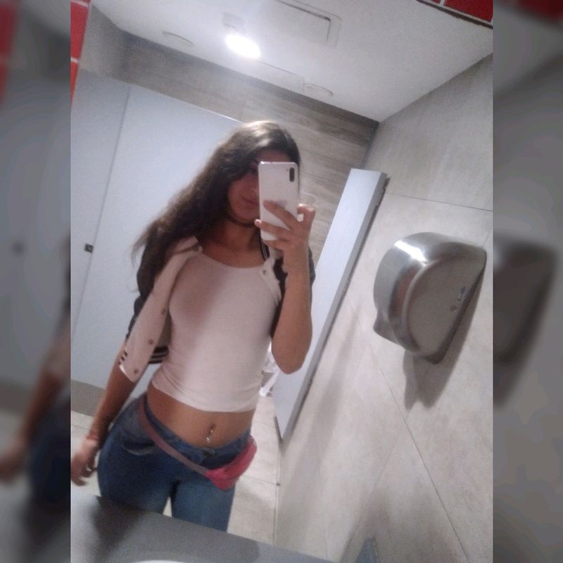Daniela, 27