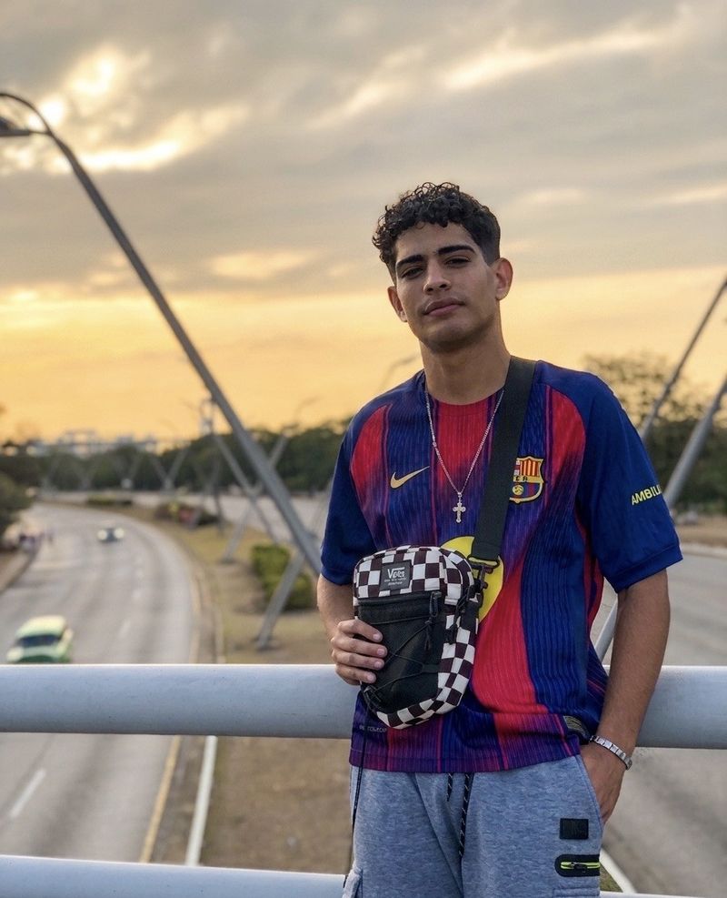 Alejandro, 21