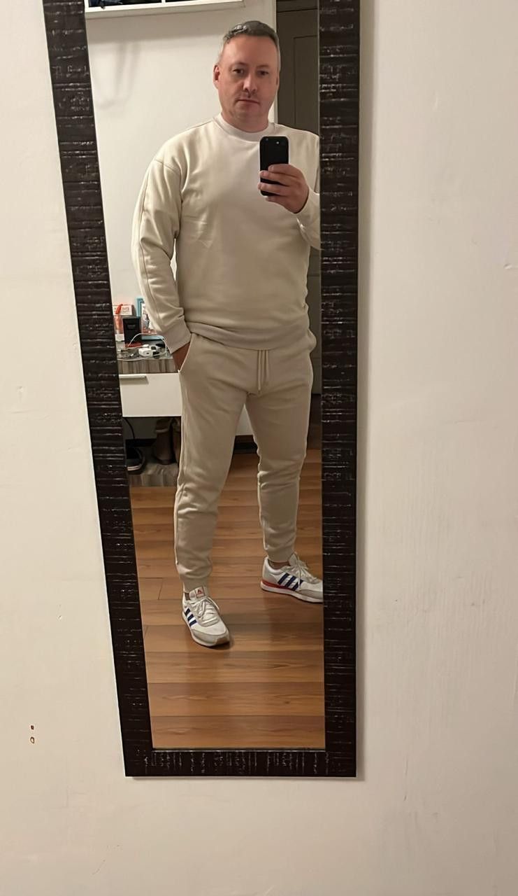 Gonzalo, 44