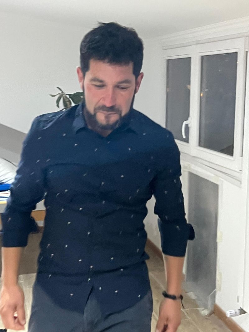 Carlos, 44