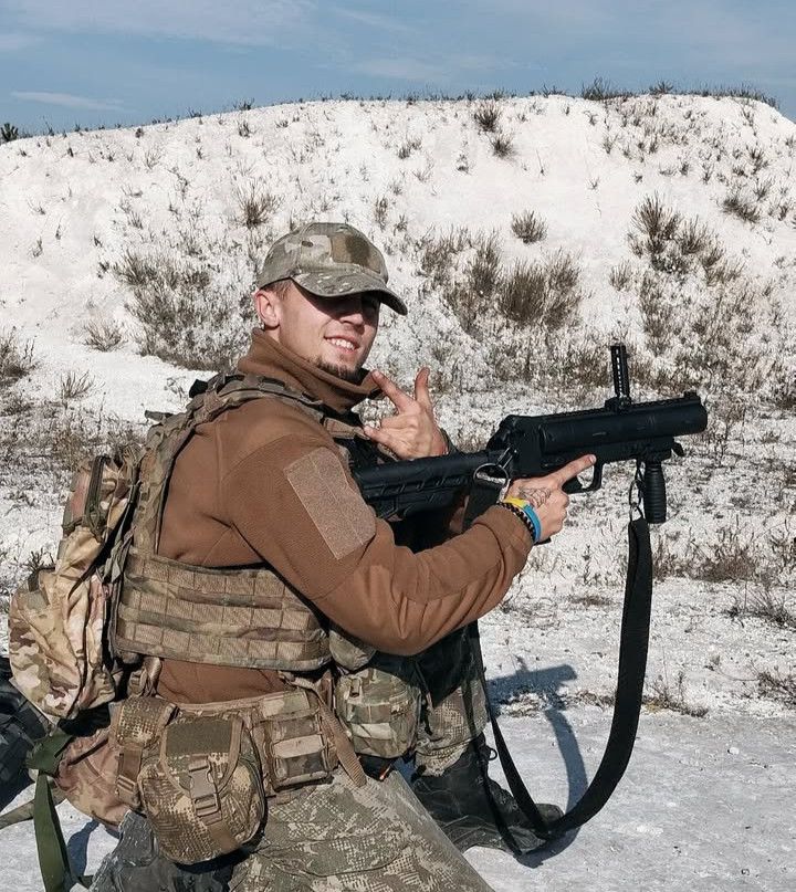 Толік, 25