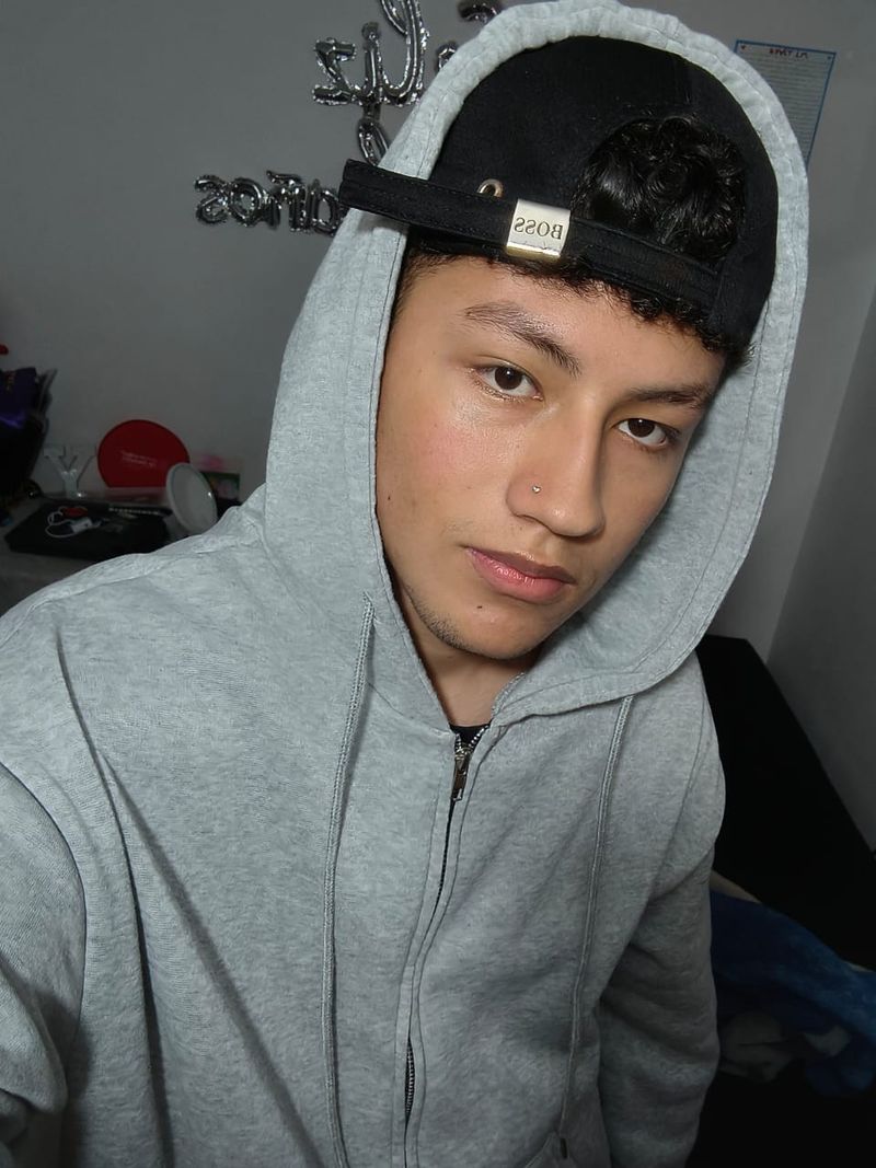 Stiven, 18