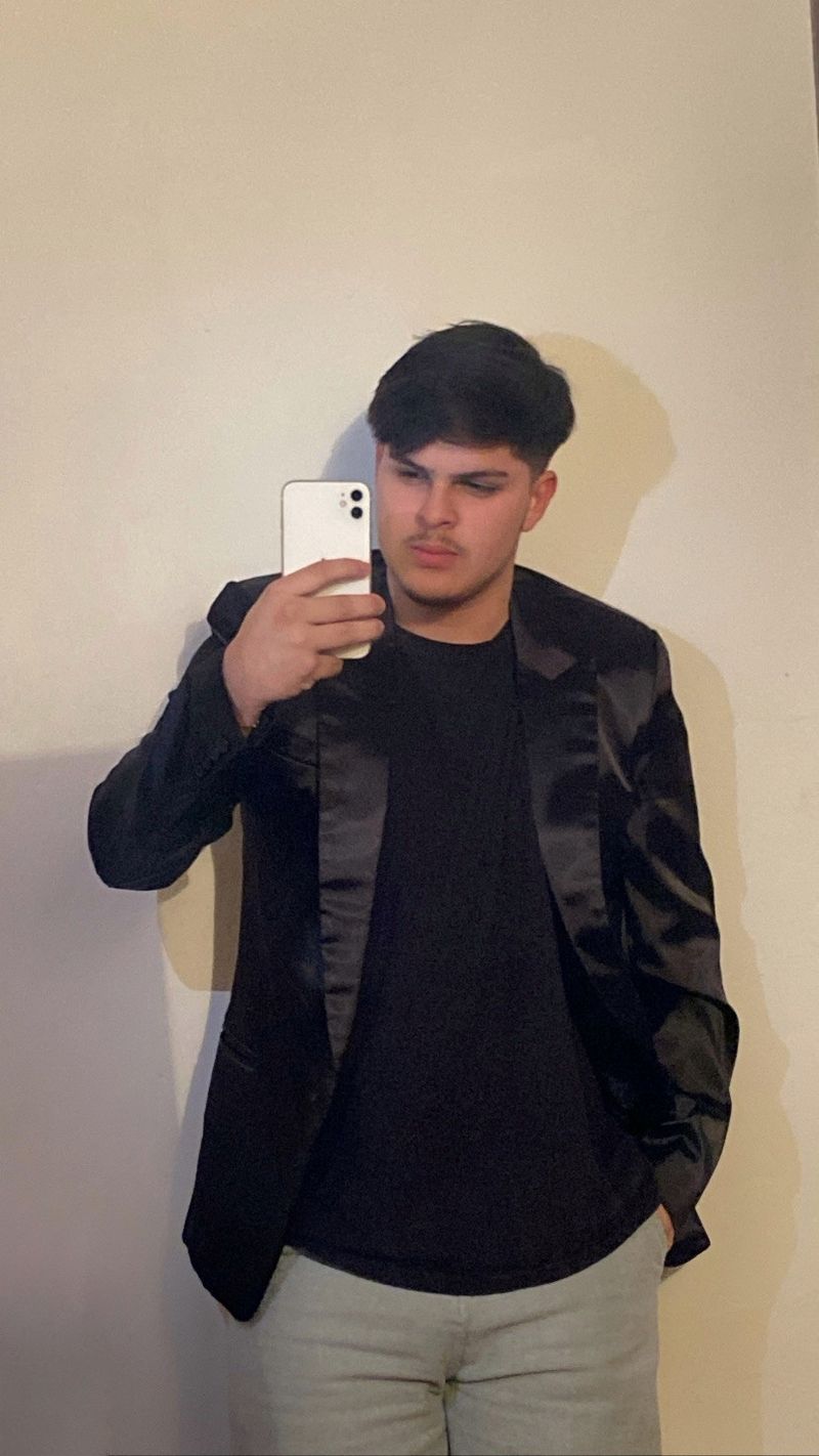 Alejandro, 22