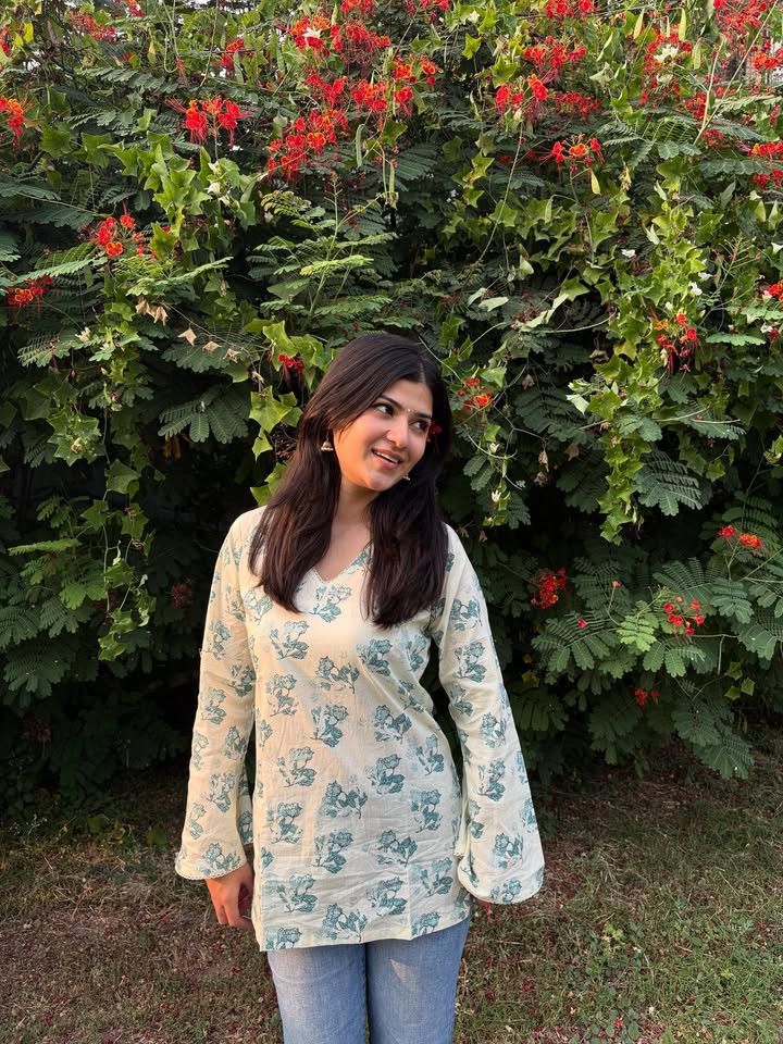 Diya, 26