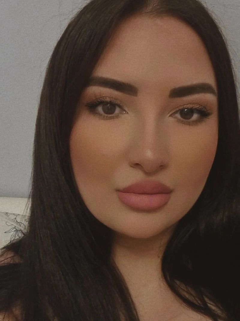 Стефани, 35