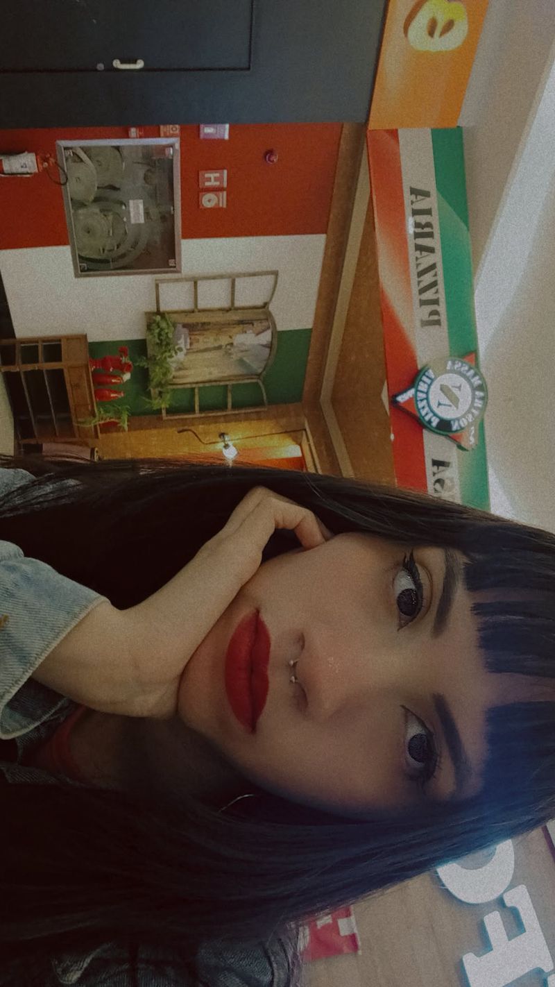 Luciana, 27