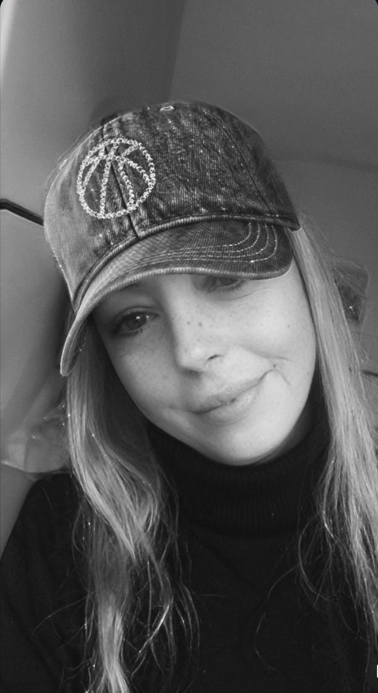 Nuria, 48