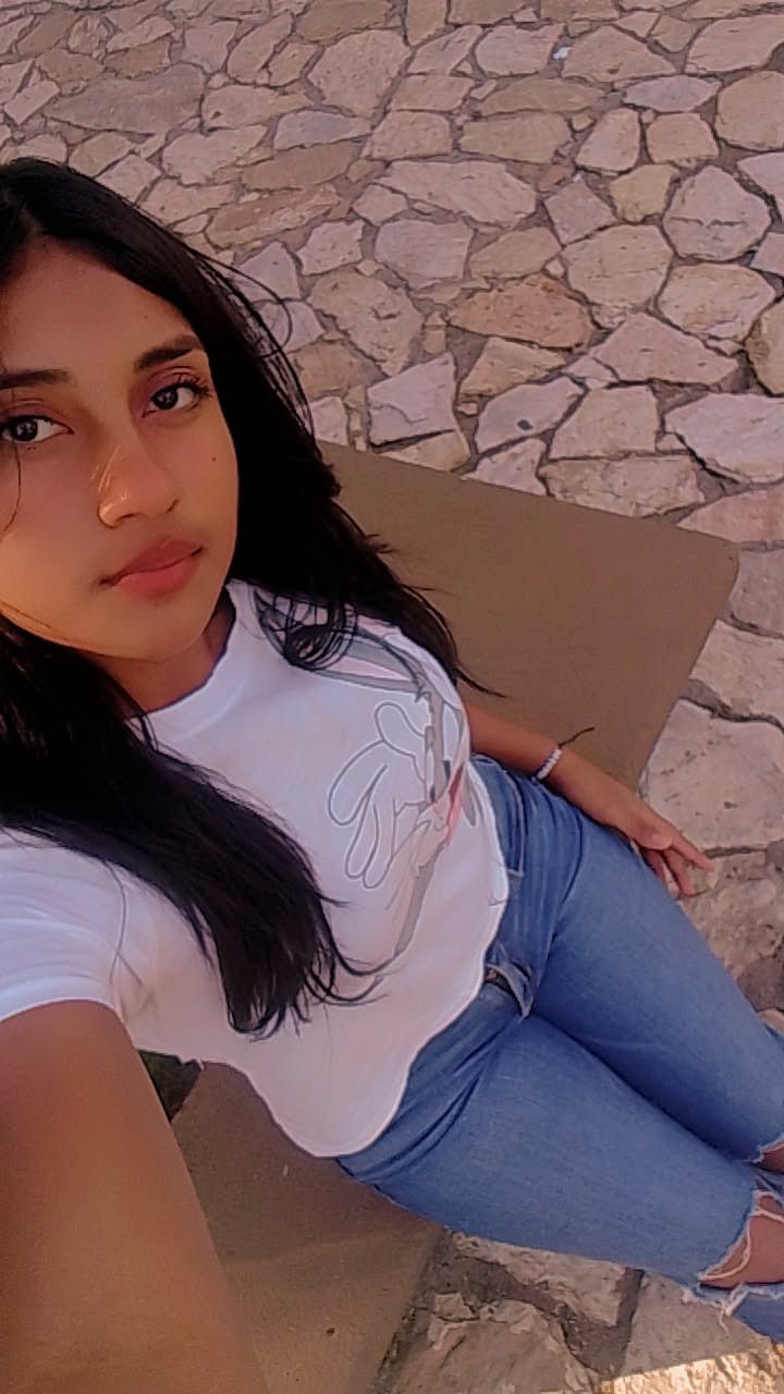 Gabriela Urbina, 24